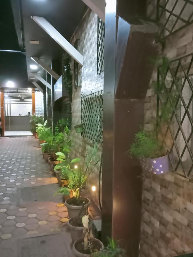 Hotel Qamar Мумбаи Экстерьер фото